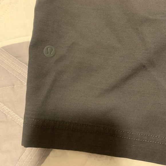 Men’s Lululemon Commision Classic Fit Shorts 36 waist - Picture 6 of 8